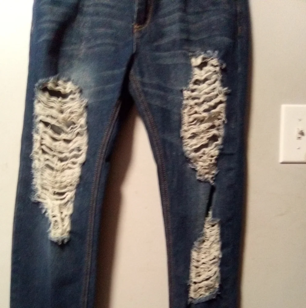 PROJECT eighteen ripped blue jeans. Size 9. (32X29.5)